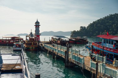 Koh Chang, Tayland 'daki Bang Bao İskelesinde deniz feneri ve botlar.