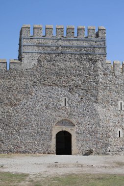 Kale sahili manzarası. Taş kıyı kalesi.