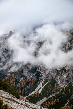 Sis, engebeli Dolomitlerin dağlarının ve kayalık dağların üzerinde yuvarlanıyor.