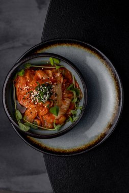 Lokantada tabakta lahana turşusu, karanlık bir arka plan.