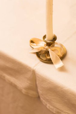 Krem pruva masanın üzerinde eski bir şamdan.