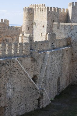 Kale sahili manzarası. Taş kıyı kalesi.