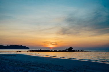 Tarihi Koh Jai Dee adası üzerinde gün batımı Ngam Kho Sahili, Koh Kood