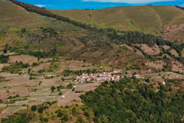 İspanya 'nın Asturias kentindeki Küçük Dağ Köyü ve Teraslı Tepeler