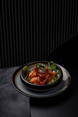 Lokantada tabakta lahana turşusu, karanlık bir arka plan.