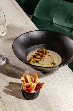 Soslu mantar çorbası ve kızarmış ekmek.