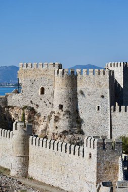 Kale sahili manzarası. Taş kıyı kalesi.