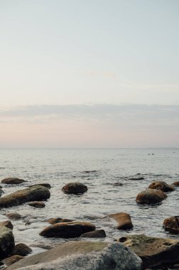 Klong Chao Sahili, Koh Kood, Tayland, alacakaranlıkta Rocky kıyı şeridi.