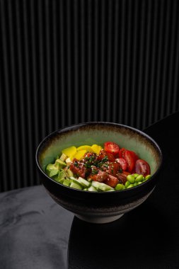 Menü için somon ve sebzeli dürtme kasesi.