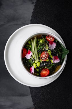 Salatalık salatası ve Asya soslu fasulye.