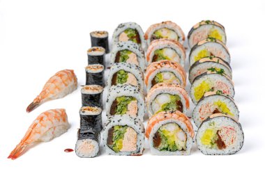 Suşi ve nigiri ile hazırlanmış büyük bir suşi.