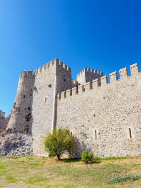 Kale sahili manzarası. Taş kıyı kalesi.