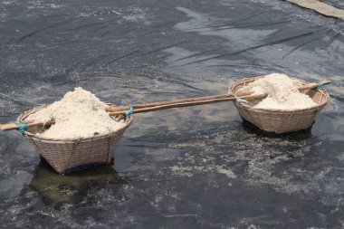 Çiftlikte çiğ tuz ve bambu sepeti.