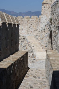 Kale sahili manzarası. Taş kıyı kalesi.