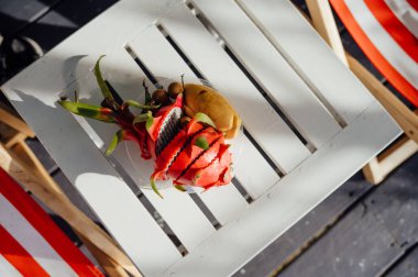 Beyaz teras masasında ejderha meyvesi tabağı, Koh Kood.