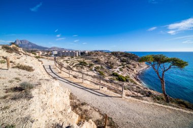 La Malladeta 'da Deniz Manzaralı Dönen Sahil Yolu
