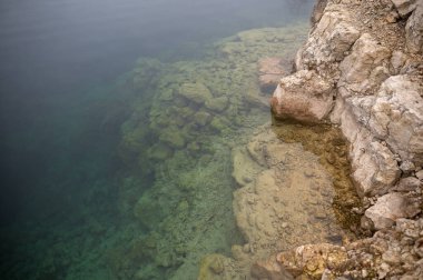 Berrak Su ile Rocky Shoreline