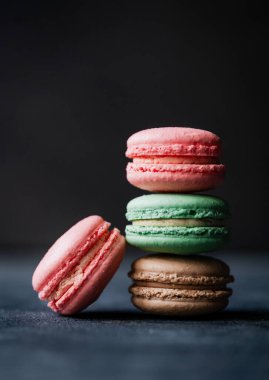 Siyah arkaplanda çeşitli makarna kurabiyelerini kapat.