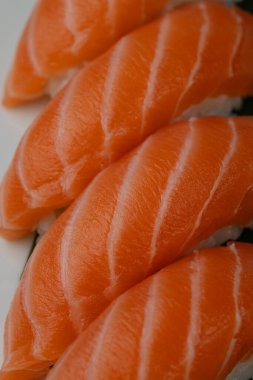 Somon kesimi dokusu sanatı kapat