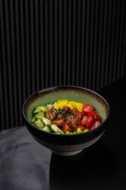 Menü için somon ve sebzeli dürtme kasesi.