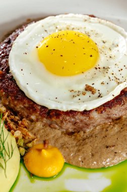 Soslu biftek ve kızarmış yumurta makro fotoğraf.