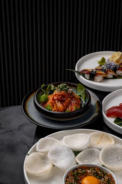 Lokantada tabakta lahana turşusu, karanlık bir arka plan.