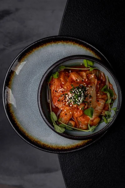 Lokantada tabakta lahana turşusu, karanlık bir arka plan.