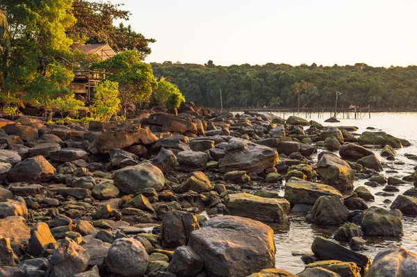 Gün batımında Rocky Shoreline, Haad Na Lay, Koh Kood