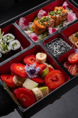 Vejetaryen yemekleri ile izole edilmiş arka planda sebze bento kutusu.