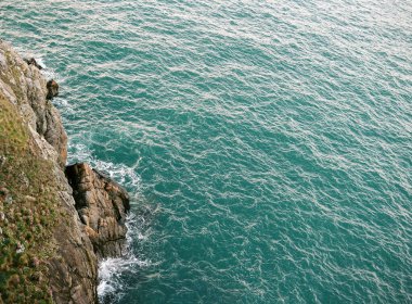 Deniz dalgaları kayalıklara çarpıyor