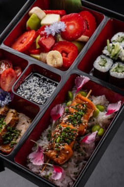 Vejetaryen yemekleri ile izole edilmiş arka planda sebze bento kutusu.