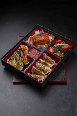 Suşi, kimchi ve tofu ile Japon usulü bento kutusu.