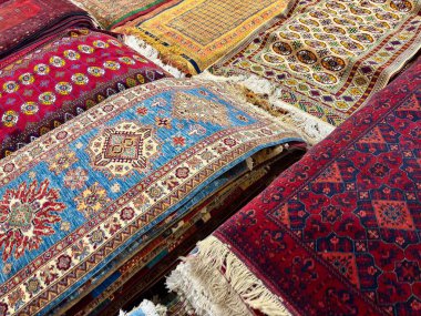 Zengin renkli geleneksel Orta Asya halıları ve halılar satılık.