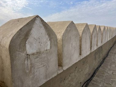 Alçılı bir kale duvarındaki ok yarığına yakın çekim.