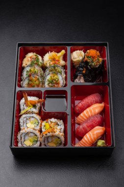 Japon usulü bento kutusu, nigiri ve suşi.