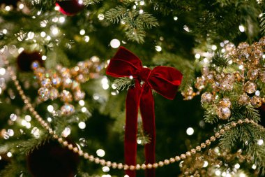 Bordo kadife fiyonklu ve parıltılı Noel ağacı