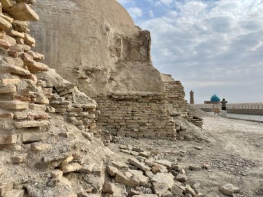 Yıpranmış kubbe, Buhara siluetine karşı yıkılan tuğlalar.