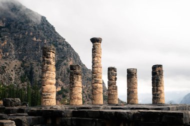 Delphi, Yunanistan, Parnassus Dağı 'nda antik, arkeolojik bir alan