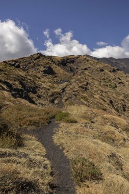 Dağın yamacında yürüyüş parkurları. Etna, İtalya