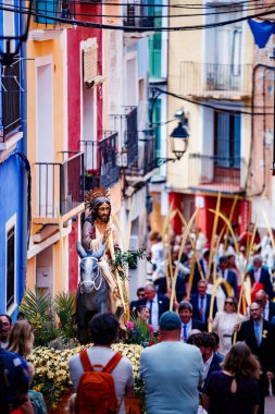 Kalabalık ve Palmiyeler