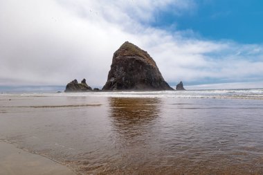 Cannon Sahili 'ndeki saman yığınının önündeki boş kıyı şeridi.