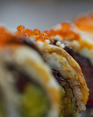 Kırmızı havyar suşi rulo kapalı yakın çekim