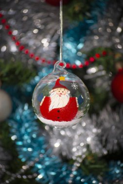 Noel ağacından sarkan Noel süsü