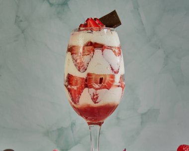 Zarif Çilek Kreması Bardak Şekeri