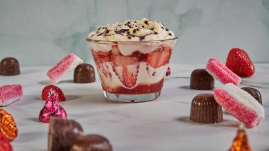 Etrafı şekerlerle çevrili Çilek Kreması Tatlısı