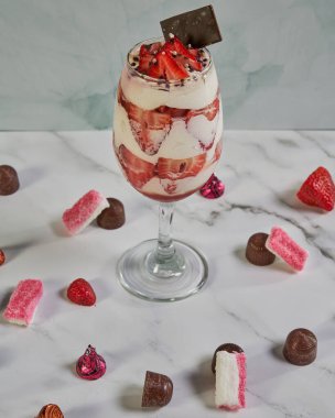 Cam içinde zarif çilek kreması tatlısı.