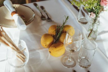 Yaz boyunca bir ziyafet masasında süslenmiş limonlar.