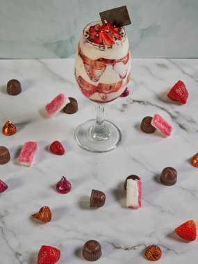 Çilek Kremalı Tatlı ve Bardakta Çikolata