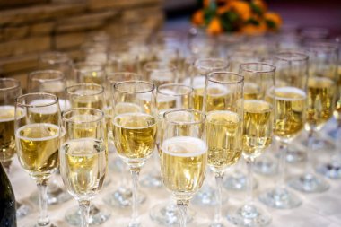 Bir sürü şampanya kadehi kutlama için hazır..