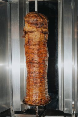 Shawarma kebabı için etli şiş izole edilmiş